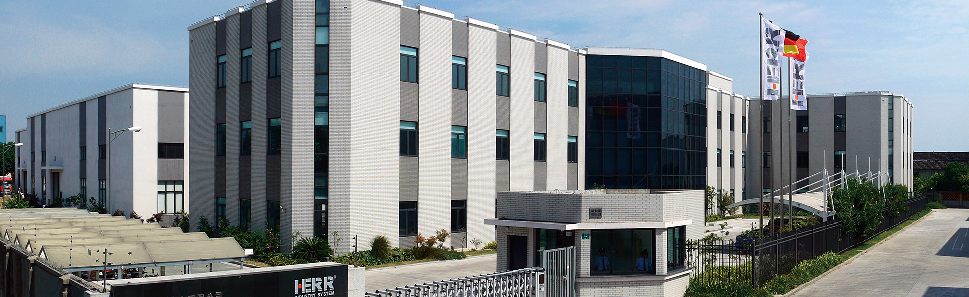 HERR工业支持这要减少对员工和设备粉尘污染，烟雾及油雾潜在危险的公司。随着我们的产品，我们也确保符合当地法律要求。